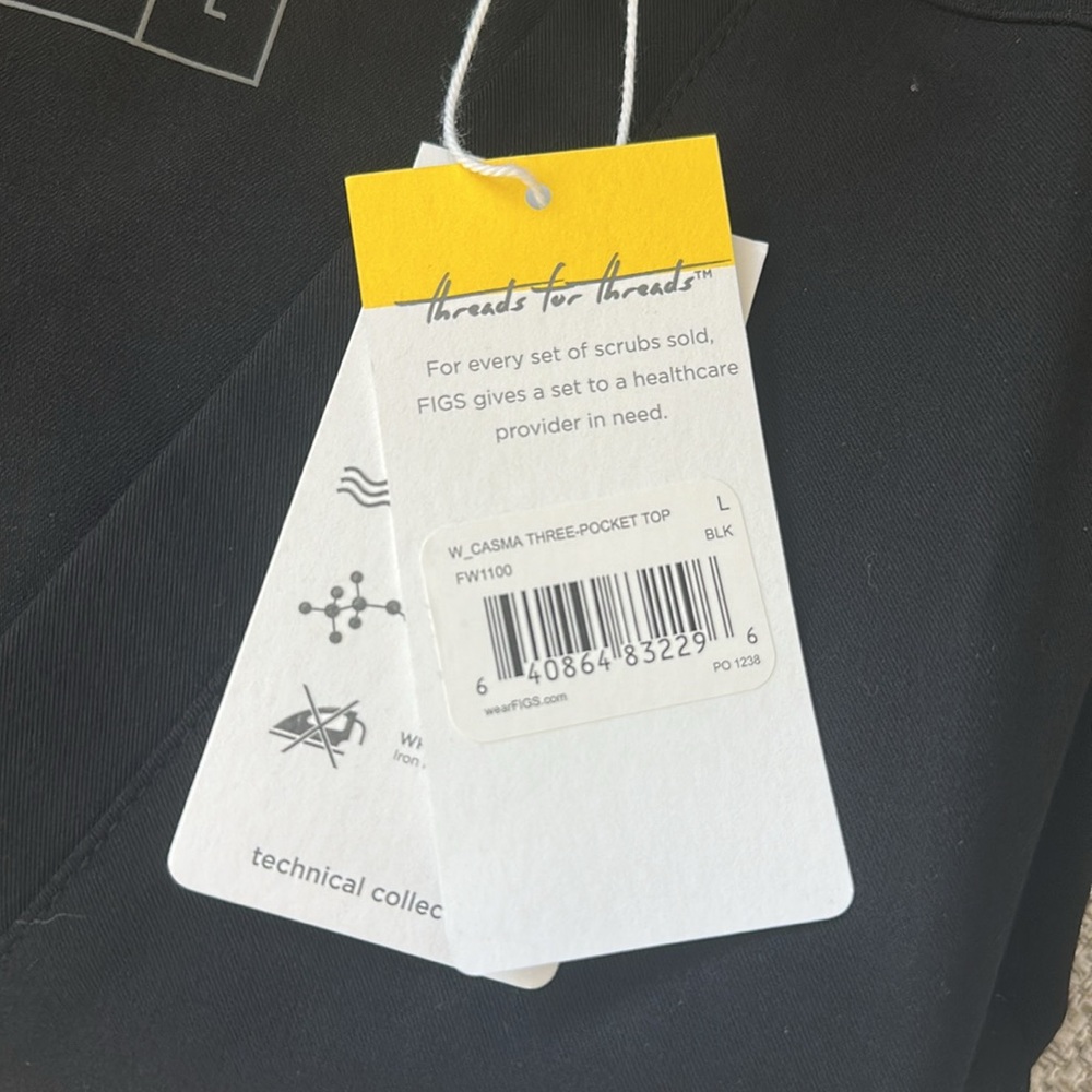 Black Three-Pocket Scrub Top - Picture 5 of 6